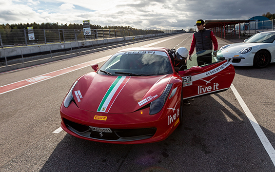 Åk Ferrari/Lamborghini Presentkort