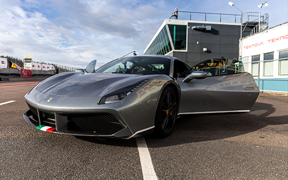 Kör Ferrari/Lamborghini Presentkort